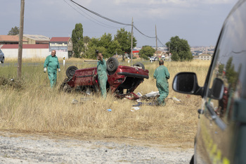 Un herido leve al volcar su coche en la N-110