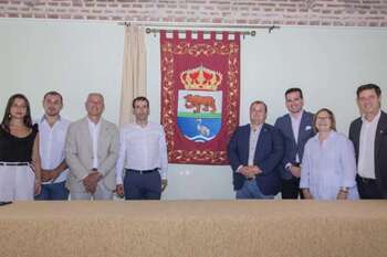 El Oso celebra la presentación de su blasón y de su bandera