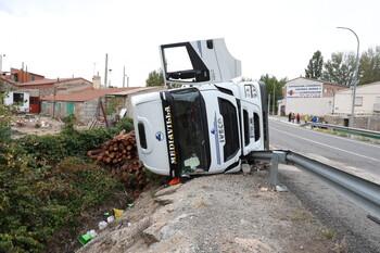 Vuelco de un camión con madera en Robledillo