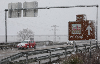 La DGT pide prudencia ante las nevadas previstas mañana