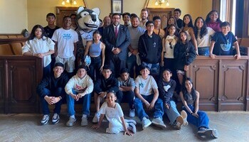 La Academia de Baloncesto NCBP visita el Ayuntamiento de Ávila