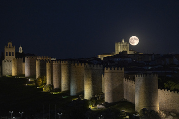 La 'superluna' llena el cielo de Ávila