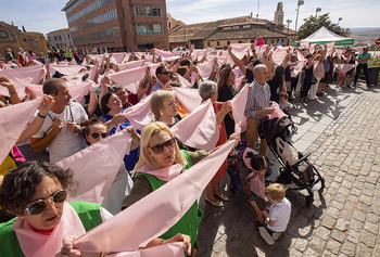 Ávila abrazará la Muralla este domingo por el cáncer de mama