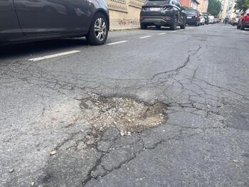 Un bache que avanza en la calle Prado Sancho