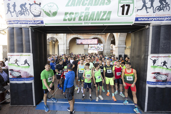 Ávila se llena de Zancadas de Esperanza en una grata mañana