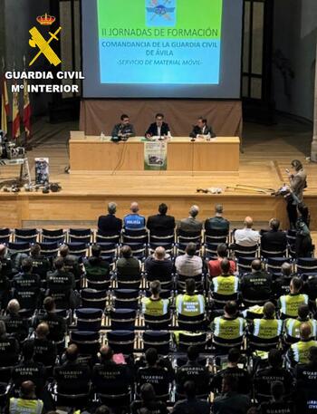 Unas jornadas de la Guardia Civil forman en vehículos híbridos