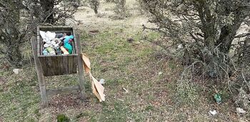 Papeleras sin vaciarse en el camino verde de Campo Azálvaro