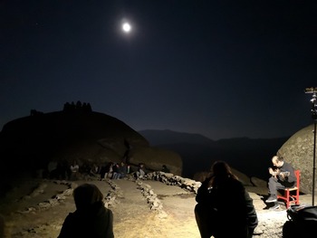 El Cerro Gallinero vive una singular visita bajo la luna llena