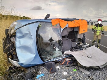 Rescatan a una mujer tras quedar atrapada en un accidente