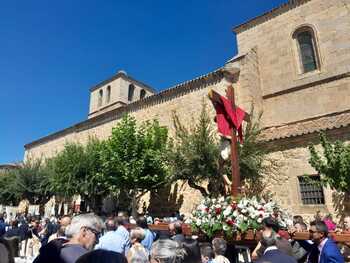 Los niños dan luz al Cristo de Gracia en El Barraco