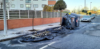 Tres contenedores nuevos de la zona sur aparecen calcinados