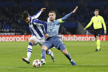 La Real vence al Ajax en una gran segunda parte