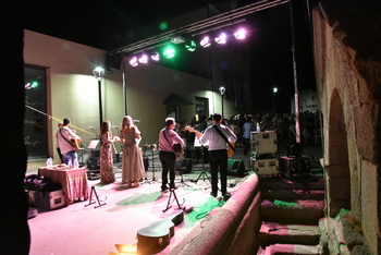 Más de 400 personas en el concierto de Manantial Folk