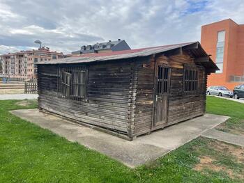 Caseta abandonada en una zona ajardinada