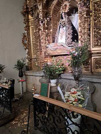 Destrozan y roban el lampadario de la Virgen de las Angustias