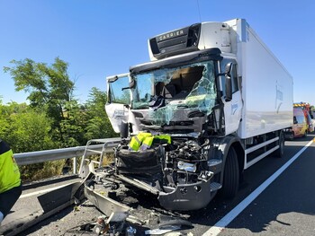 Herido un camionero en un accidente en Sanchidrián