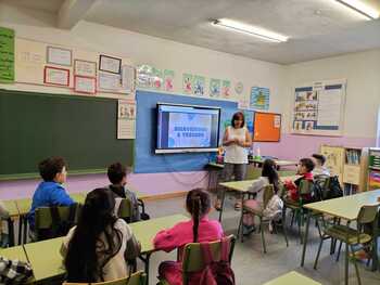 Los alumnos, con sus papás, regresan a las aulas