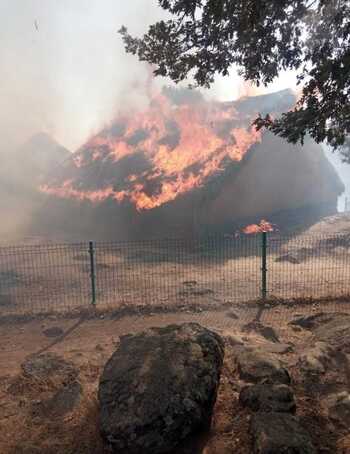 El fuego de El Raso arrasa dos casas del castro