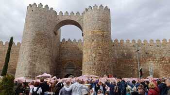 Ávila abraza a la Muralla en el día más rosa