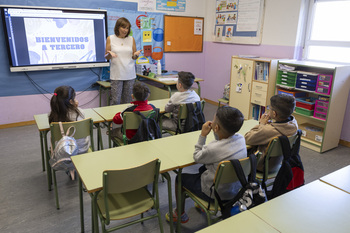 Los alumnos, con sus papás, regresan a las aulas