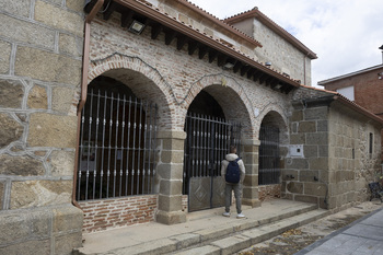 La caída de sacerdotes lleva a un modelo que concentra las mis