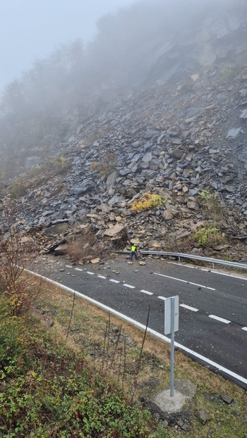 Desprendimiento de rocas corta la AP-66 entre León y Asturias