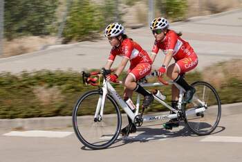 Las ciclistas naveras Lucía Peña e Inés Rosado, concentradas