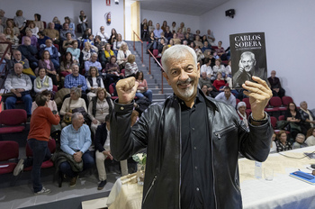 Carlos Sobera recibe el cariño de Padiernos