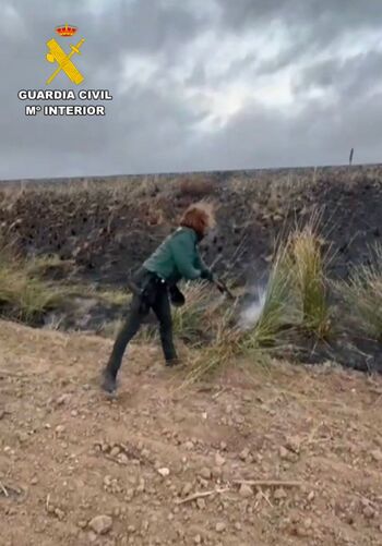 La Guardia Civil sofoca un fuego en el Camino de Valseca