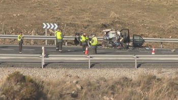 Dos fallecidos en un accidente entre un camión y un turismo