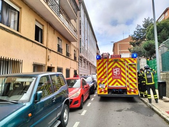 Tres evacuados en un incendio en la calle Méndez Vigo