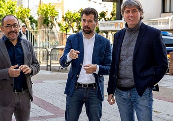 Martínez ya es el nuevo líder e invita a Tudanca a sumarse